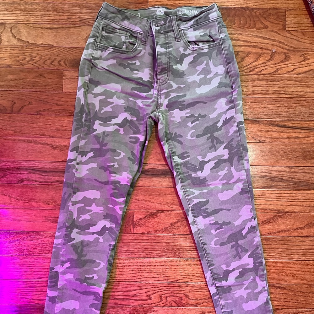 Extremely high waisted camo skinny jeans. Size 3.